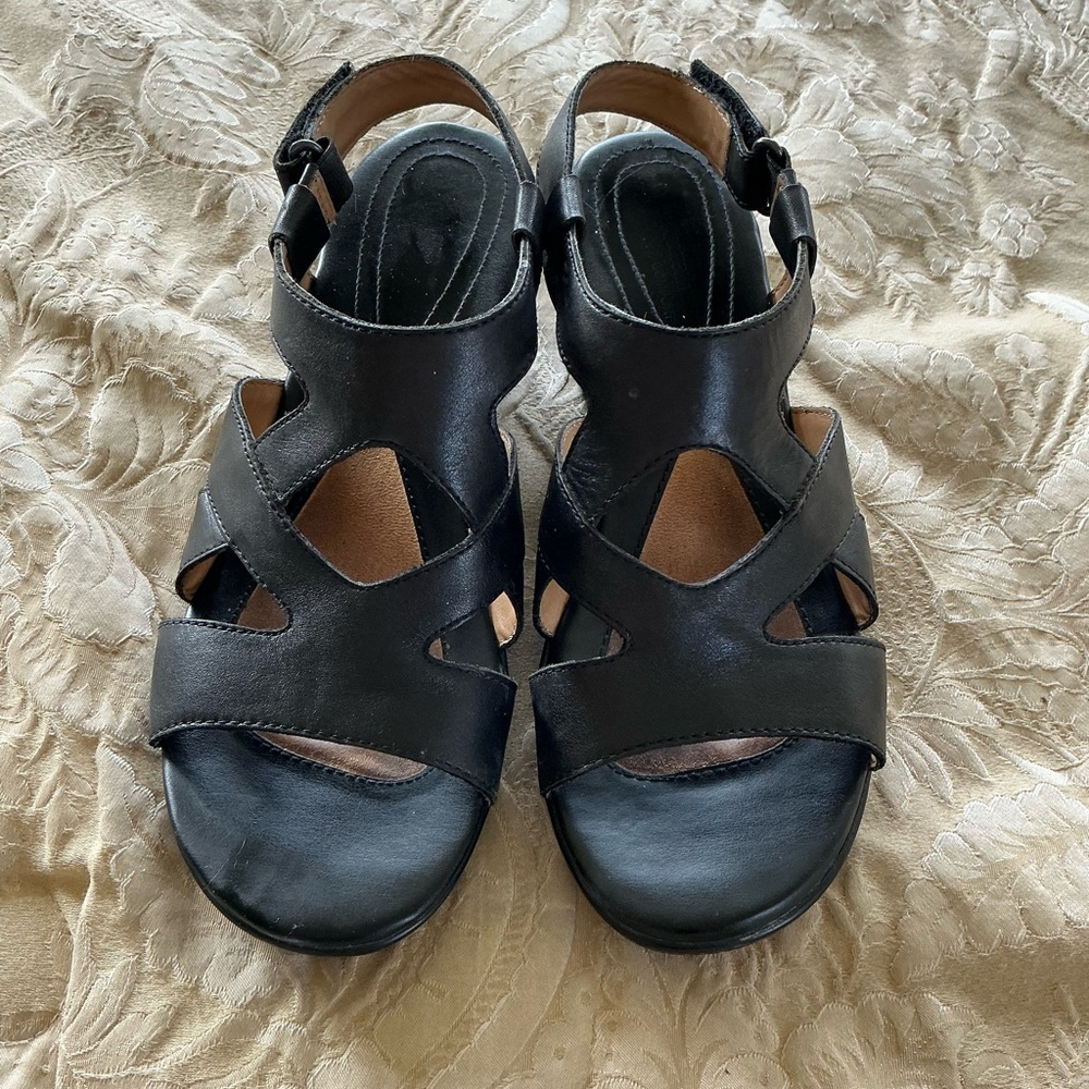 Comfy Women’s Leather Black Strappy Sandals